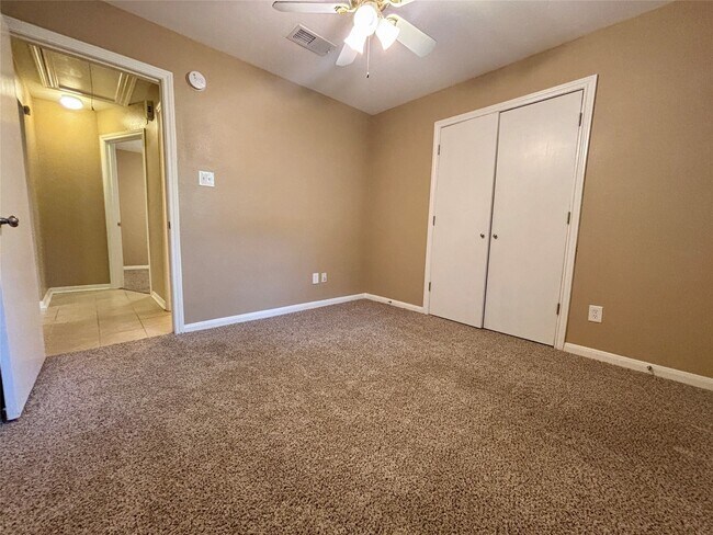 Building Photo - 3815 Maple Dr