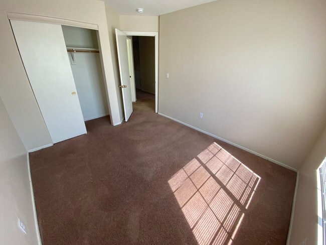 Building Photo - 4 bedroom/3 bath home located in Henderson