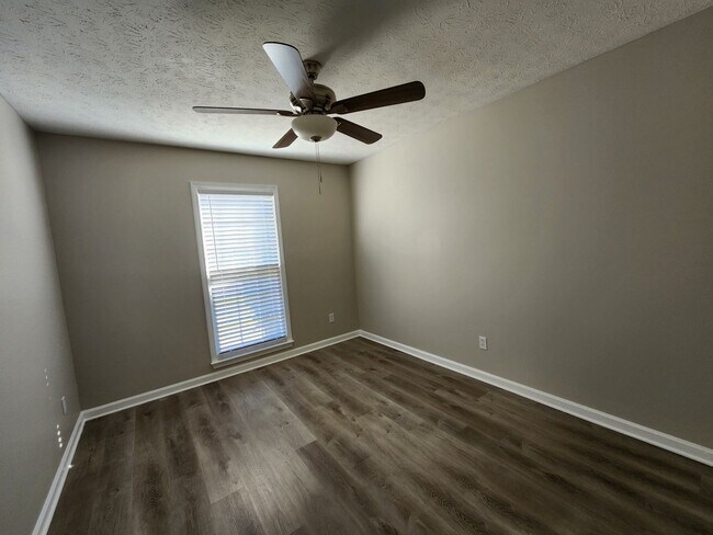 Building Photo - 4 Bedroom Large Backyard