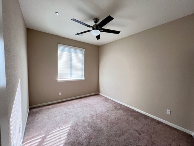 Building Photo - Beautiful home located in Vineyard Pointe Village