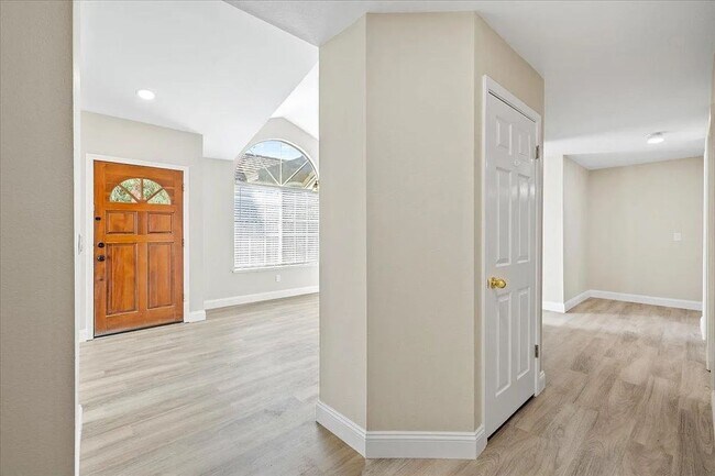 Building Photo - Updated Contemporary 3 Bed / 2 Bath Home w...