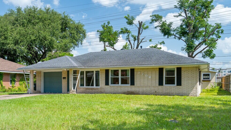 Building Photo - 2206 Stonecrest Dr