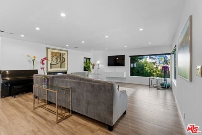 Building Photo - 10915 Ayres Ave