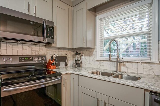 Building Photo - 2640 Casher Dr