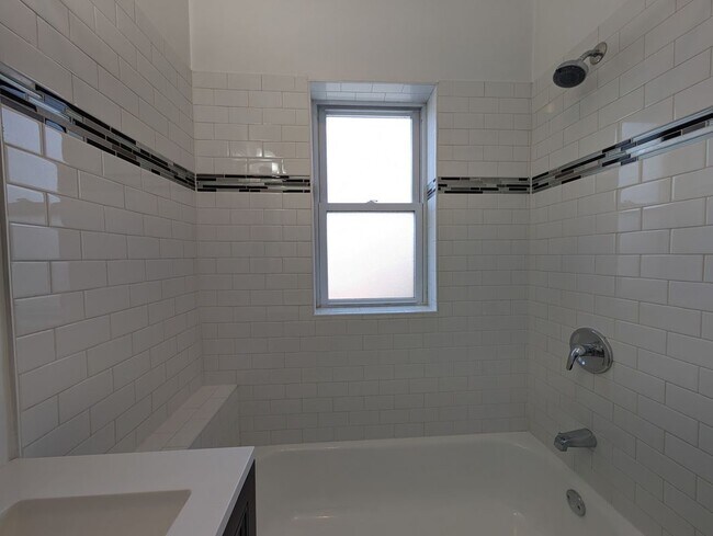 Building Photo - 3819.5 N Greenview Ave