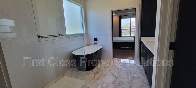 Building Photo - 5001 SW 128th Ct