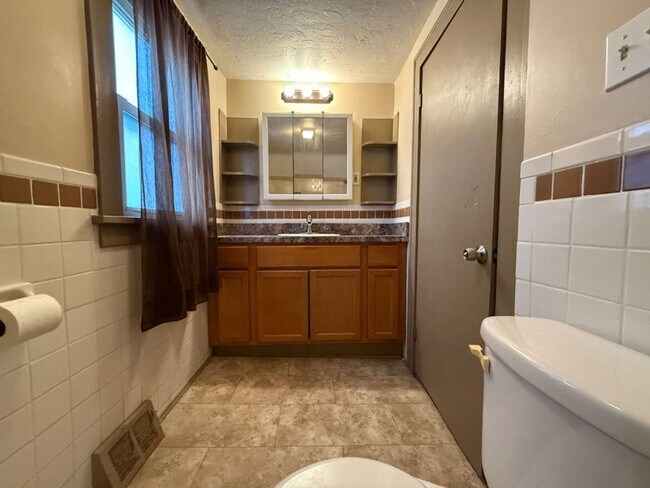 Building Photo - 2 BED, 1 BATH BEAUTIFIL SINGLE-FAMILY HOME IN EUCLID!