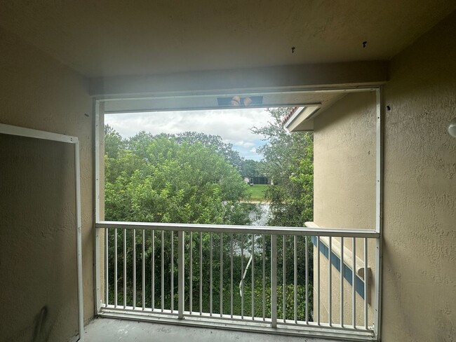 Building Photo - 3 Bedroom Townhome in West Palm Beach