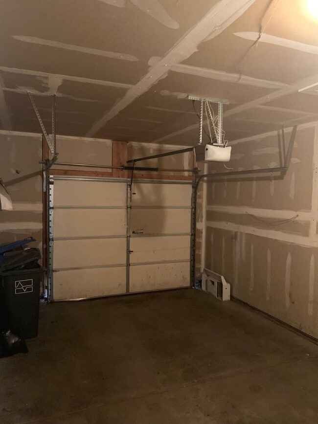 Building Photo - Beautiful 2 Bedroom + Loft  End Unit Townhome in Loveland!