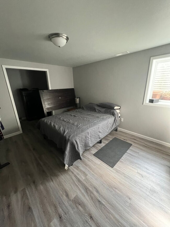 Building Photo - Adorable Westend Town Home