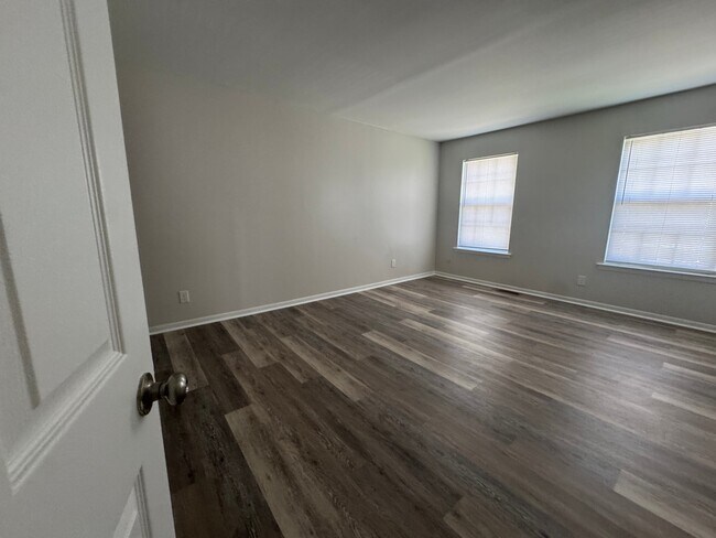 Building Photo - 135 Chaucer Rd
