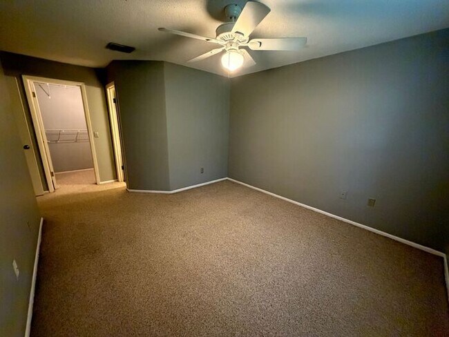 Building Photo - Convenient 2/2 Orlando Condo – Water & Garbage Included!