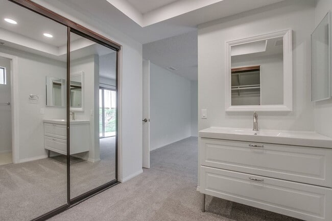 Building Photo - 4 bedroom home in amazing La Costa Community!