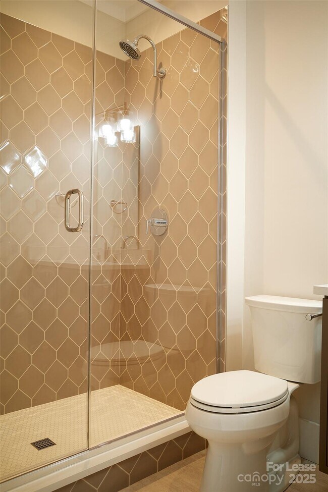 Building Photo - 1302 E 10th St