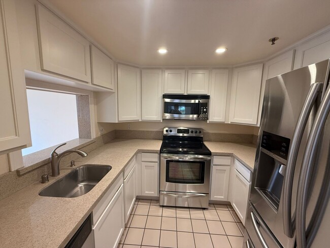 Building Photo - LARGE TWO BEDROOM TWO AND HALF BATH, QUAIL...
