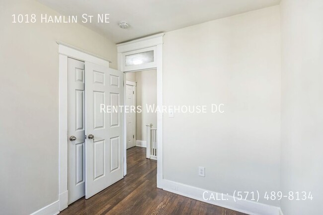 Building Photo - Newly renovated 3bd/1.5bth end unit TH Nes...