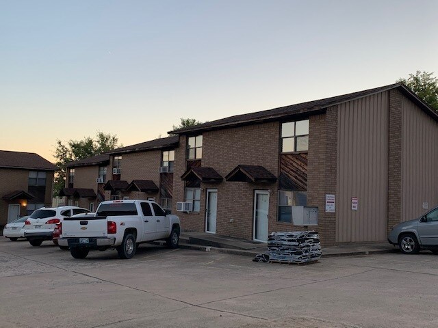Building Photo - 305 W Pleasant Valley Rd
