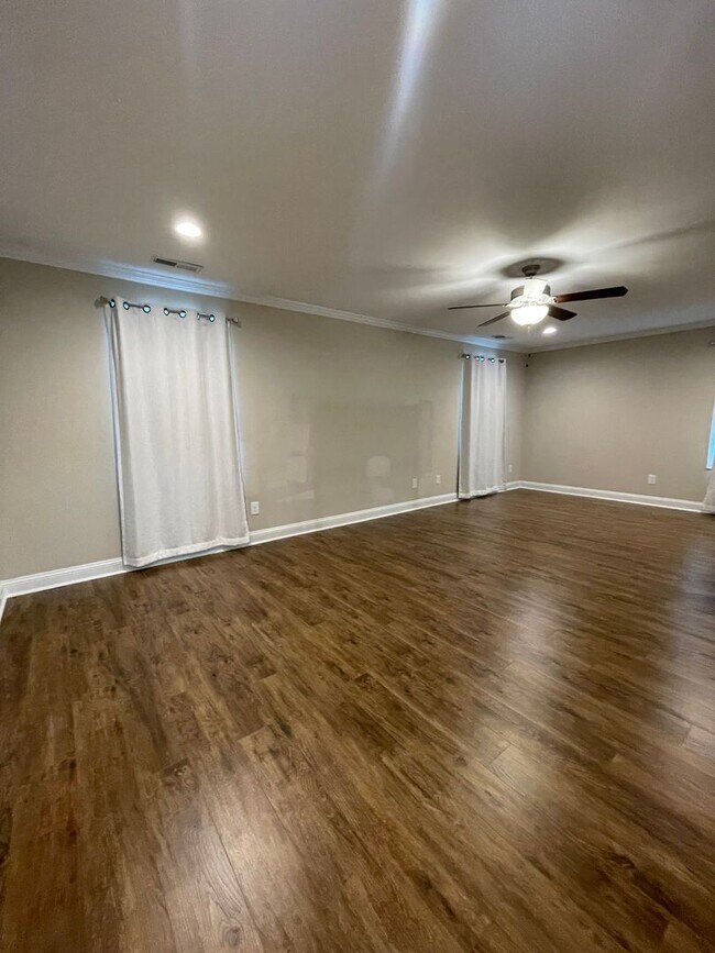 Building Photo - 3 Bedroom 3 Bathroom in Haymount! Pets okay