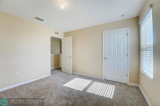 Building Photo - 1566 Lexington Square SW