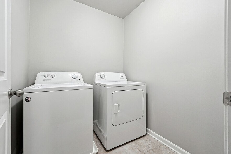 Building Photo - 5590 Bright Cross Wy