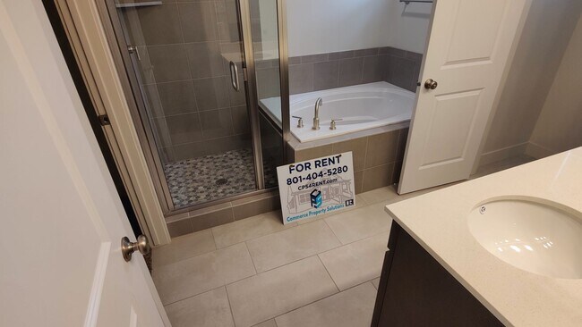 Building Photo - Modern 3 bed 2.5 bath TH for Rent in West Haven!