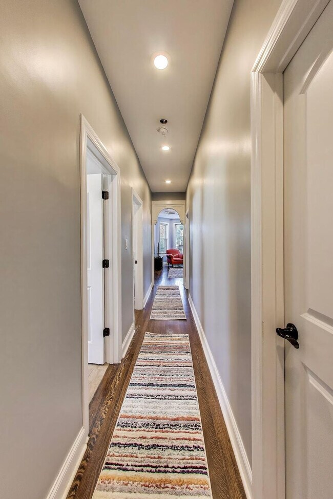 Building Photo - 1506 W Thome Ave