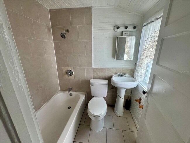 Building Photo - 15 S Hillsborough Ave