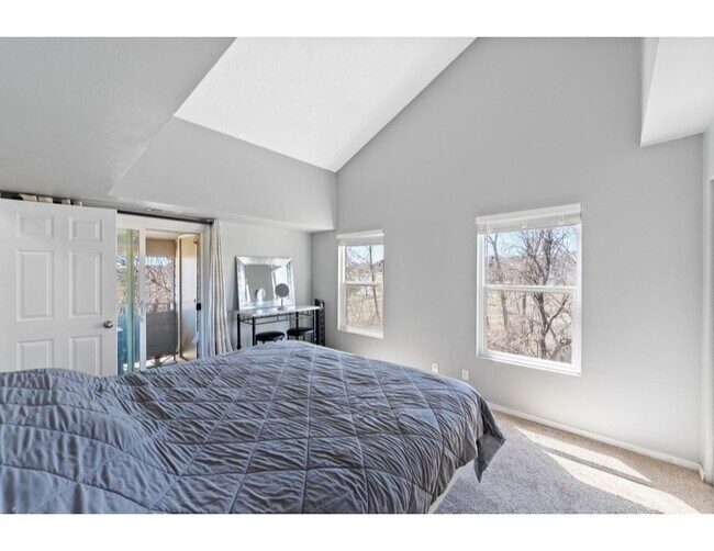 Building Photo - 12024 W Cross Dr