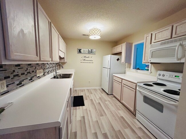 Building Photo - Beautiful Maintenance free 2 bedroom 2 bat...