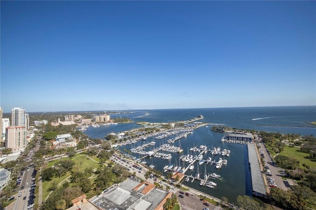 Building Photo - 1 Beach Dr SE