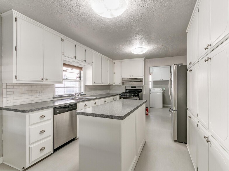 Building Photo - 703 Dakota St