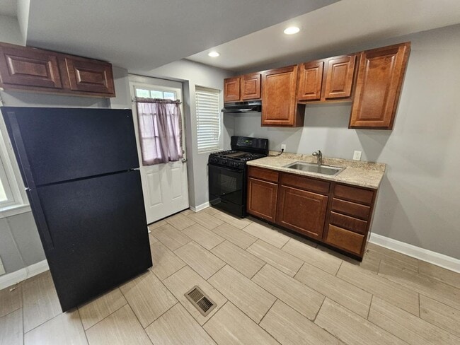 Building Photo - Recently Updated 3 Bedroom/ 1.5 Bathroom T...