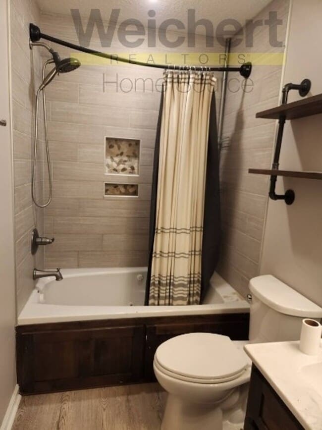 Building Photo - Spacious 4 Bed / 2 Bath Home