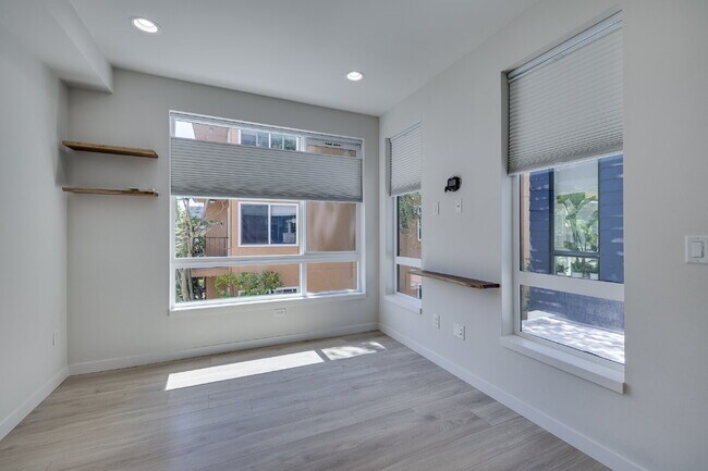 Building Photo - Luxury Capitol Hill Townhome Available Now!