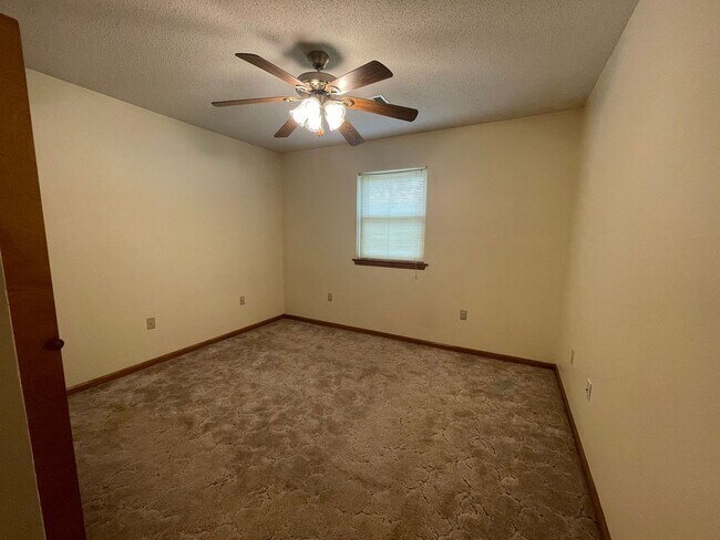 Building Photo - Move-in Special in Sherwood!