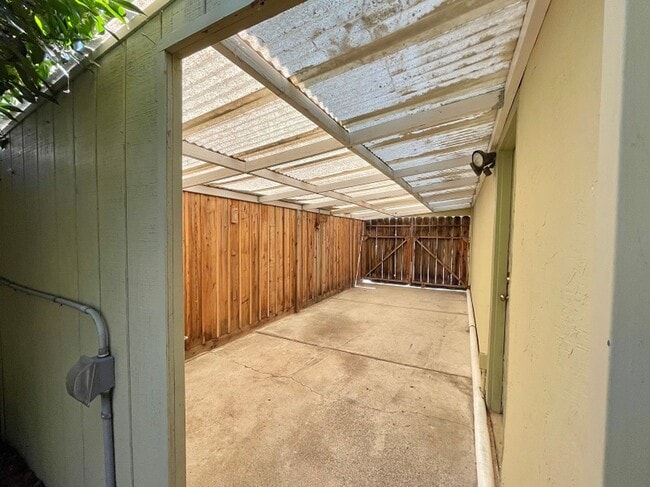 Building Photo - 3063 Linda Vista Ave