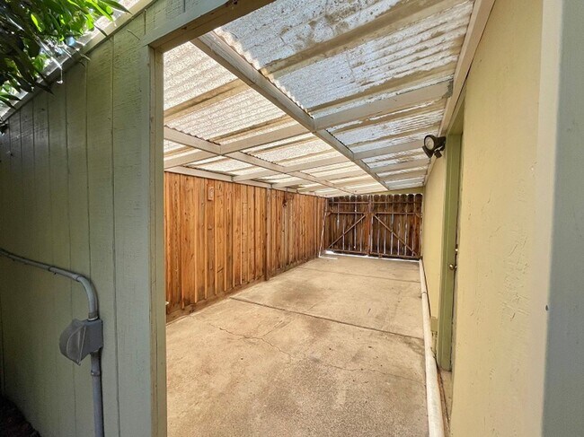 Building Photo - Three Bedroom North Napa Home