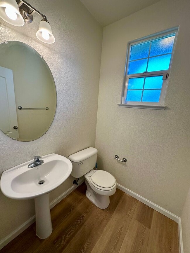 Building Photo - Lovely home with all new appliances and la...