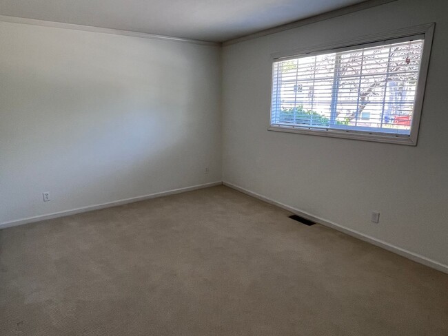 Building Photo - BEAUTIFUL UPDATED HOME IN EAST SAC!!