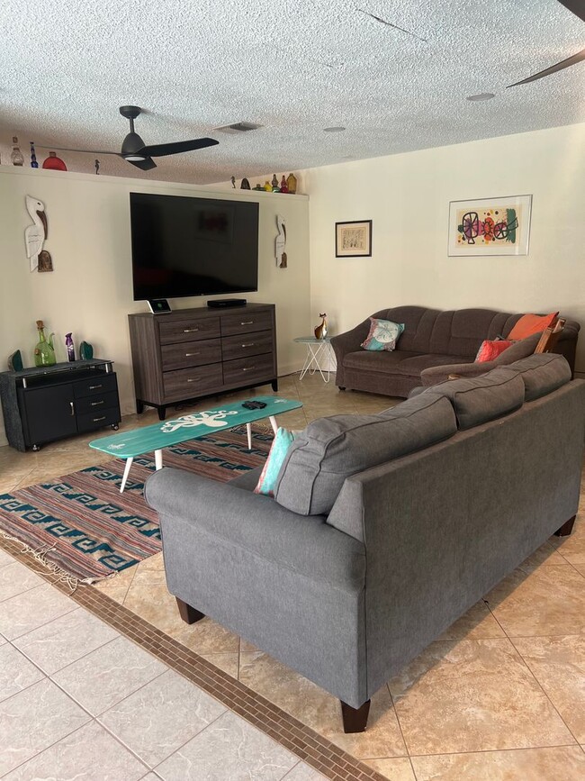 Building Photo - Spacious 4/3 FURNISHED POOL home with room...