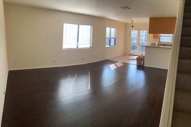 living area - 2470 Corinth Ave