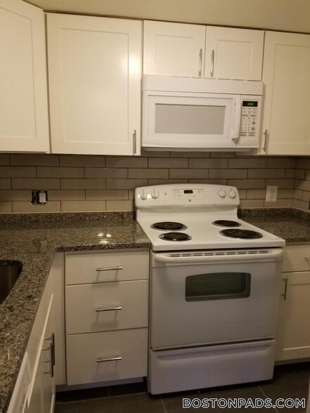 Building Photo - 524 Putnam Ave