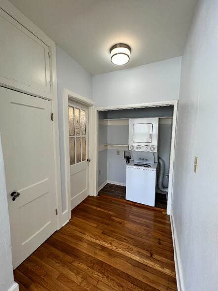 Building Photo - 418 E 6th St