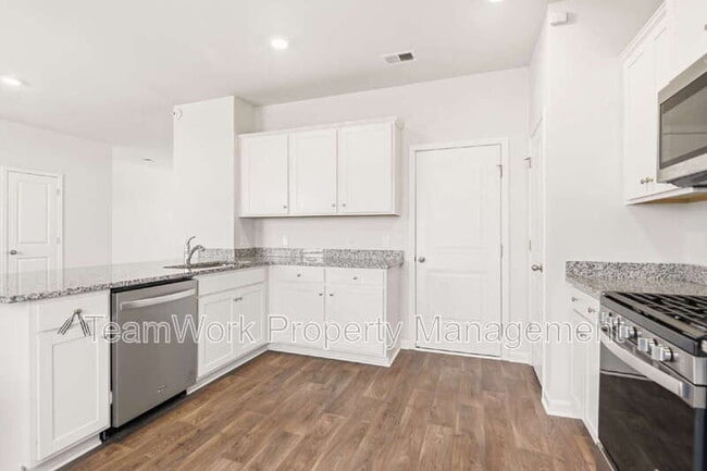 Building Photo - 806 Lilyford Ln