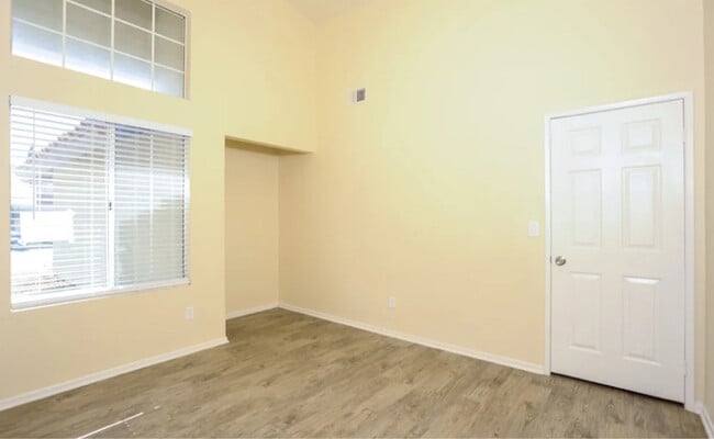 Building Photo - 39826 Milan Dr