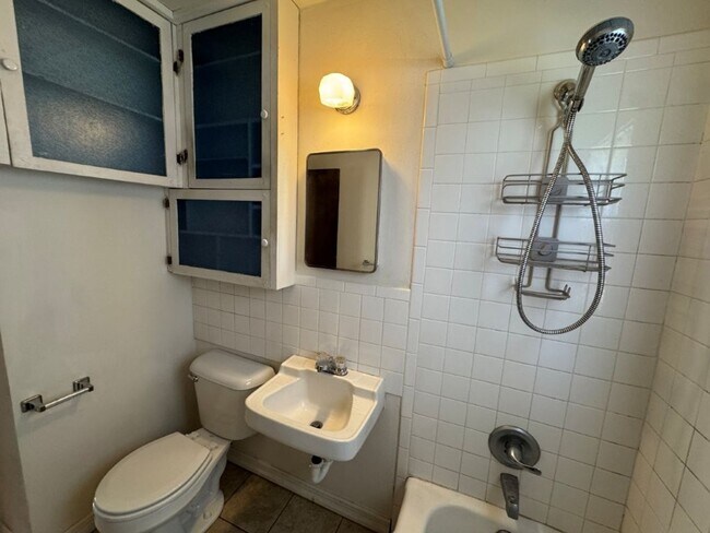 Building Photo - 2 bed, one bath in Norman with carport!