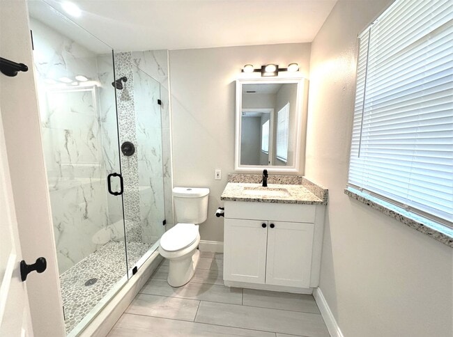 Building Photo - ** CENTRAL NAPLES ** 3 BED + DEN / 2 BATH ** GARAGE - NO HOA! ** ANNUAL RENTAL **