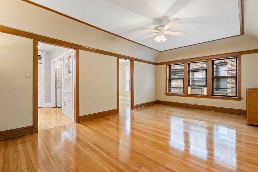 Building Photo - 6645 N Greenview Ave