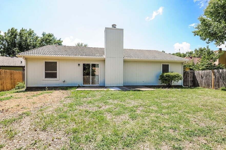 Building Photo - 7401 Meadow Creek Dr