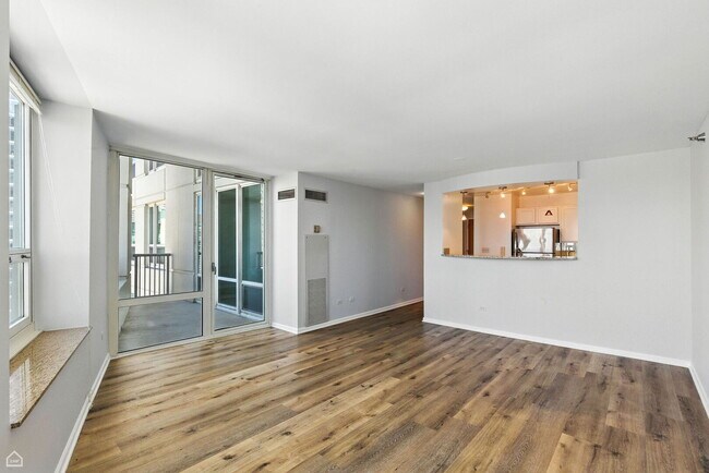 Building Photo - 345 N LaSalle St